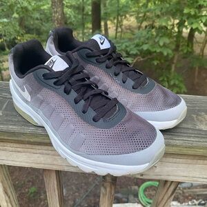 Nike Air women’s shoes black and gray size 7.5